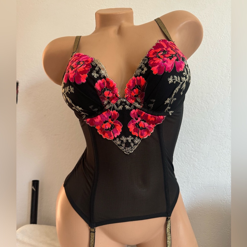 New with tags Victoria’s secret push up corset 34C
